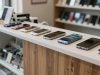 Стойка мастера и витрина в сервисе ремонта телефонов: как оснастить зал