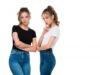 Джинсы из 90-х снова в моде: какие модели привлекают внимание
