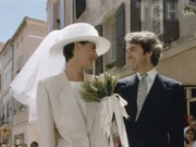 Свадебный образ французской модели-аристократки Инес де ля Фрессанж: шляпа и скромный костюм