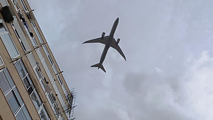 Встречайте мужчину, отслеживающего 39 000 рейсов над Лиссабоном со своей террасы