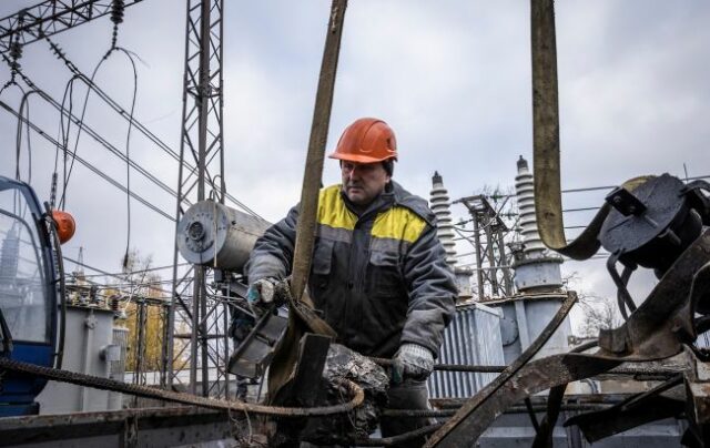 _elektromerezhi_poshkodzhennya_remont_naslidki_obstrilu_nemae_svitla__gettyimages_1244494693_610f75baf6debe87f47ff4d93d184c20_650x410