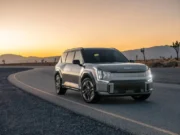 Водитель Kia EV9 обнаружен спящим на свободной дороге в Калифорнии, пока автомобиль ехал сам