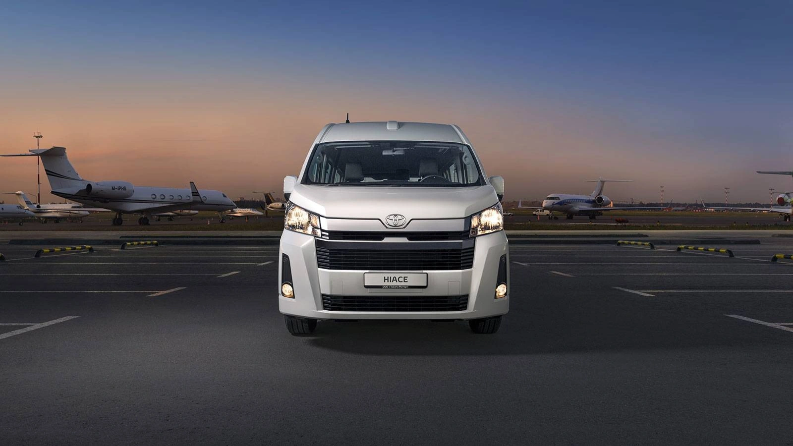 Toyota Hiace в аэропорте