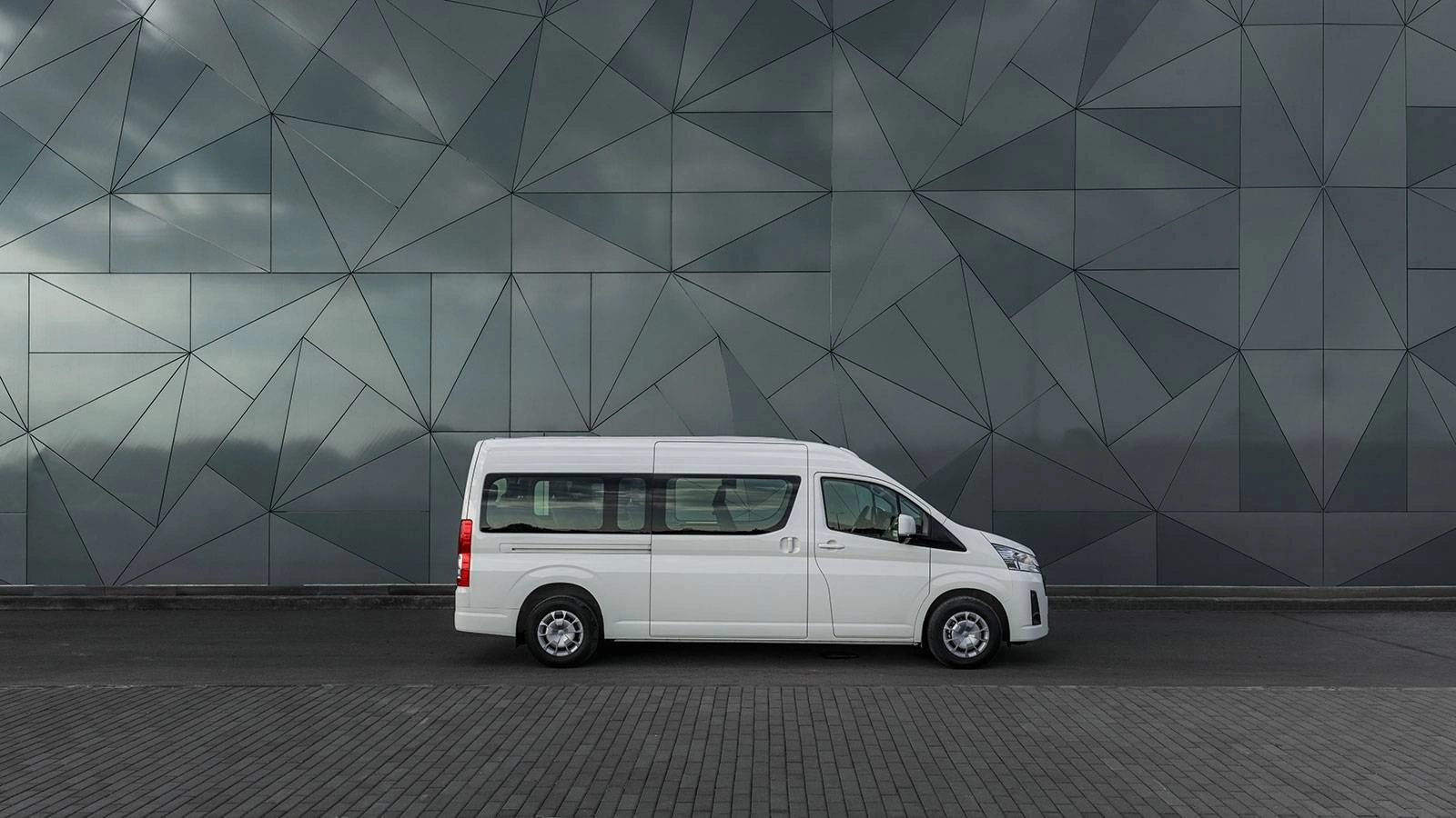 Toyota Hiace сбоку