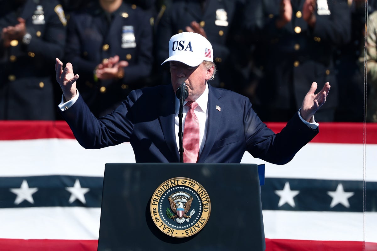 Трамп утверждает, что пожарные вынесли его с места падения башен у Граунд-Зеро сразу после терактов 11 сентября