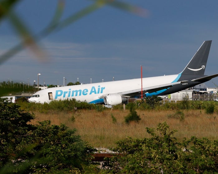 Федеральные следователи ищут причину крушения грузового самолёта Amazon, в котором погибли пять человек