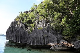 Large rock formations at the Barracuda Lake