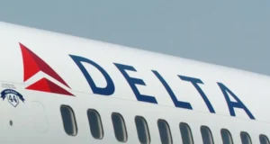 Стюардесса Delta случайно открыла запасной эвакуационный трап в аэропорту
