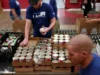 Банки еды в США ожидают увеличения числа нуждающихся из-за угрозы прекращения выплат