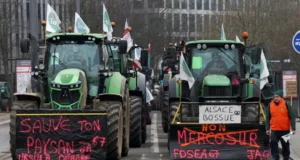 Тракторы окружили Европейский парламент во время голосования депутатов по обзору соглашения Mercosur