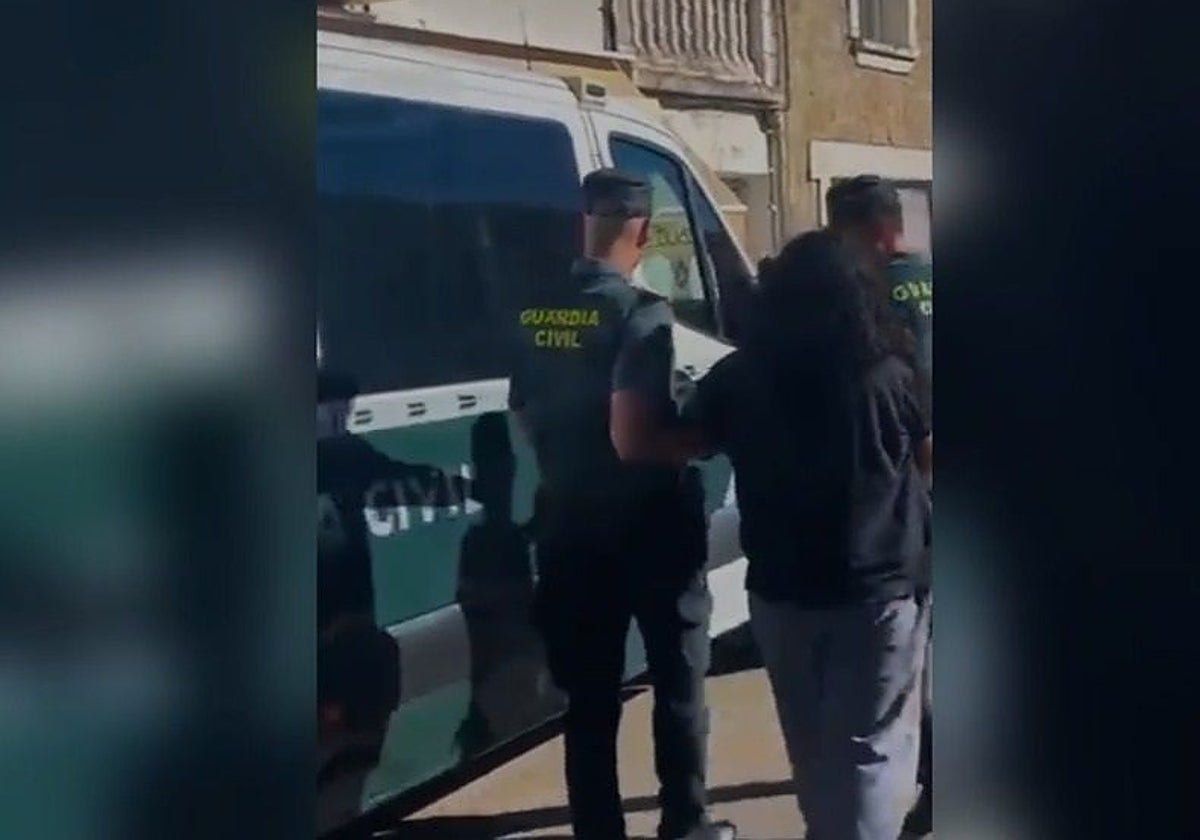Задержан молодой человек после того как он блокировал себя в доме и угрожал в TikTok взорвать деревню в провинции Бургос