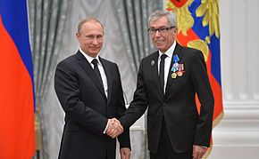 Юрий Николаев получает награду Юрий Николаев получает награду