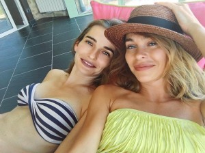 Анна Хилькевич с сестрой. Фото