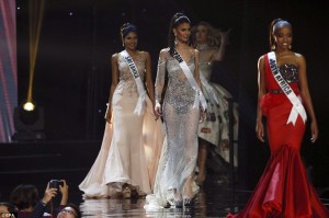 3C89A12700000578-4160822-Miss_Universe_candidate_Noelia_Freire_2_R_from_Spain_walks_on_st-a-22_1485448689609