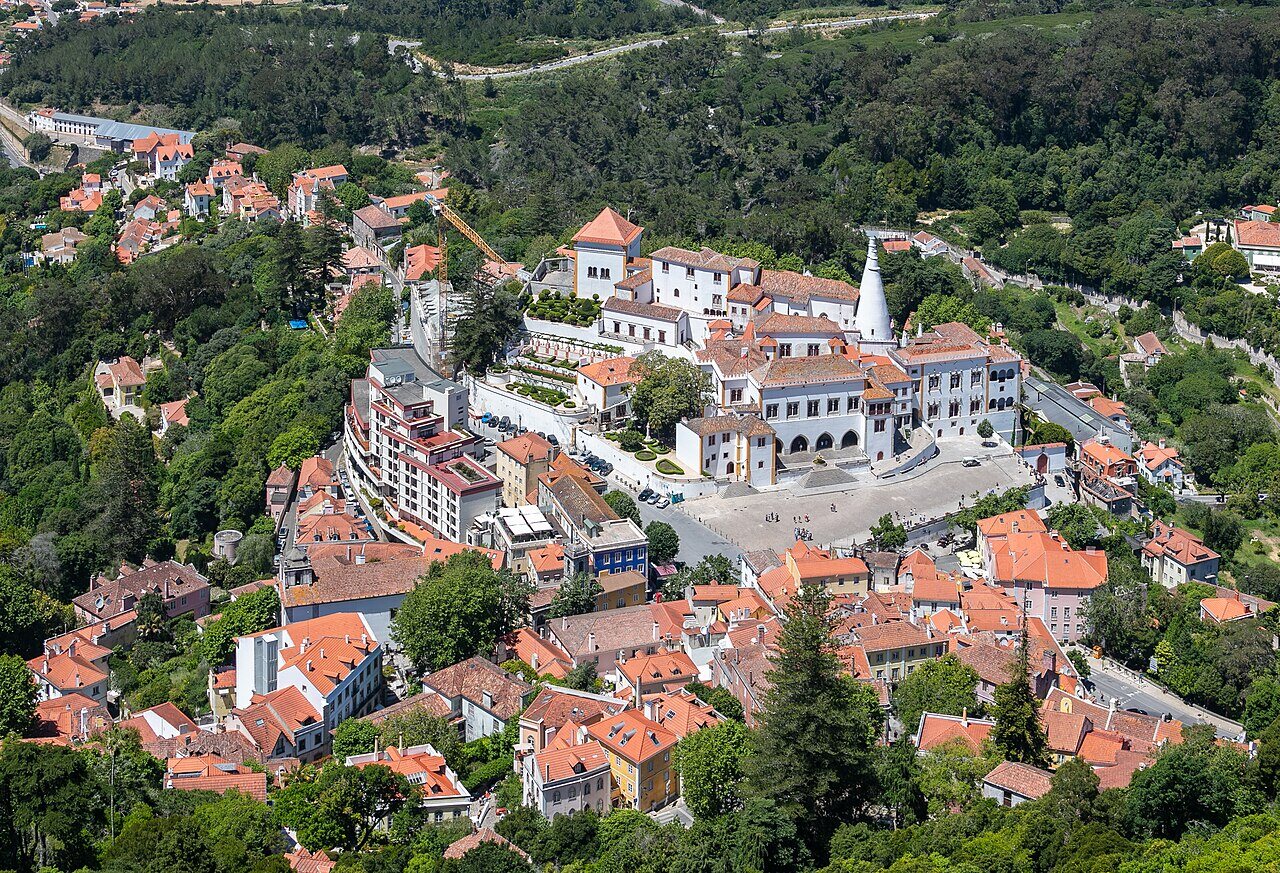 Overlooking the old town of Sintra and the Sintra National Palace (with its twin white conical chimneys) — the foothill starting point of the attraction cluster, where the uphill road banning private cars departs from these streets; if you choose to stay overnight in Sintra, this is where you stay.