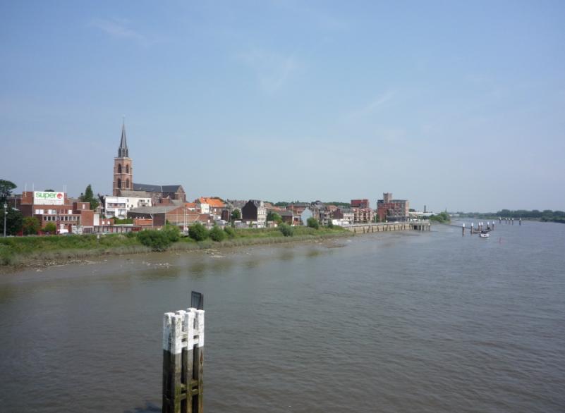 Boom on the Rupel River—a quiet town under the church spire, with a usual population of just over ten thousand; during the festival, two weekends must absorb hundreds of thousands of visitors, with the late-night exit flow relying entirely on the official shuttle plan.
