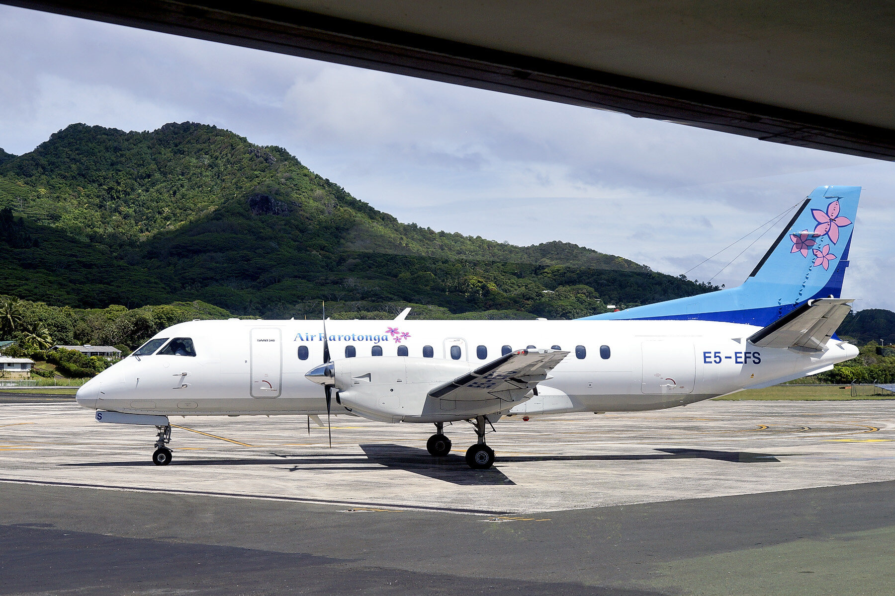 Air Rarotonga Saab 340 on an island runway