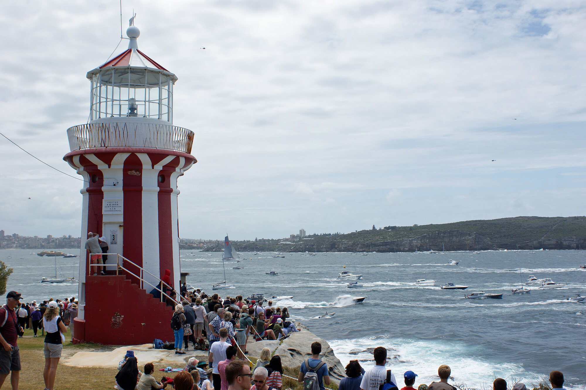 South Head crowd watching the Sydney Hobart fleet leave harbour