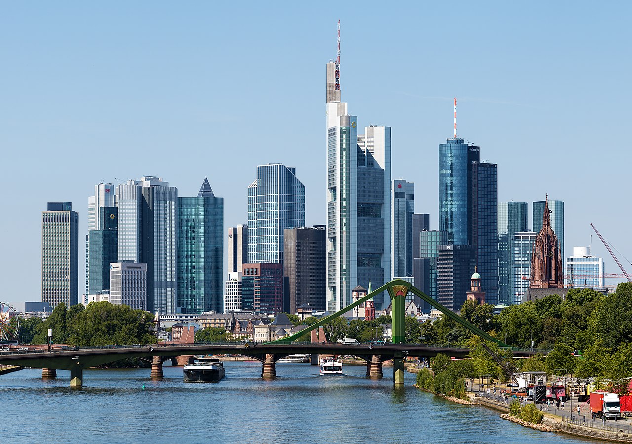 The Main River and its riverside paths run through central Frankfurt. The red-roofed area on the right is the old town and the direction of the finish at Römerberg—on race day in Frankfurt, the waterfront is the main stage, with bridges and riverbanks becoming the intersection of crowds and traffic controls.