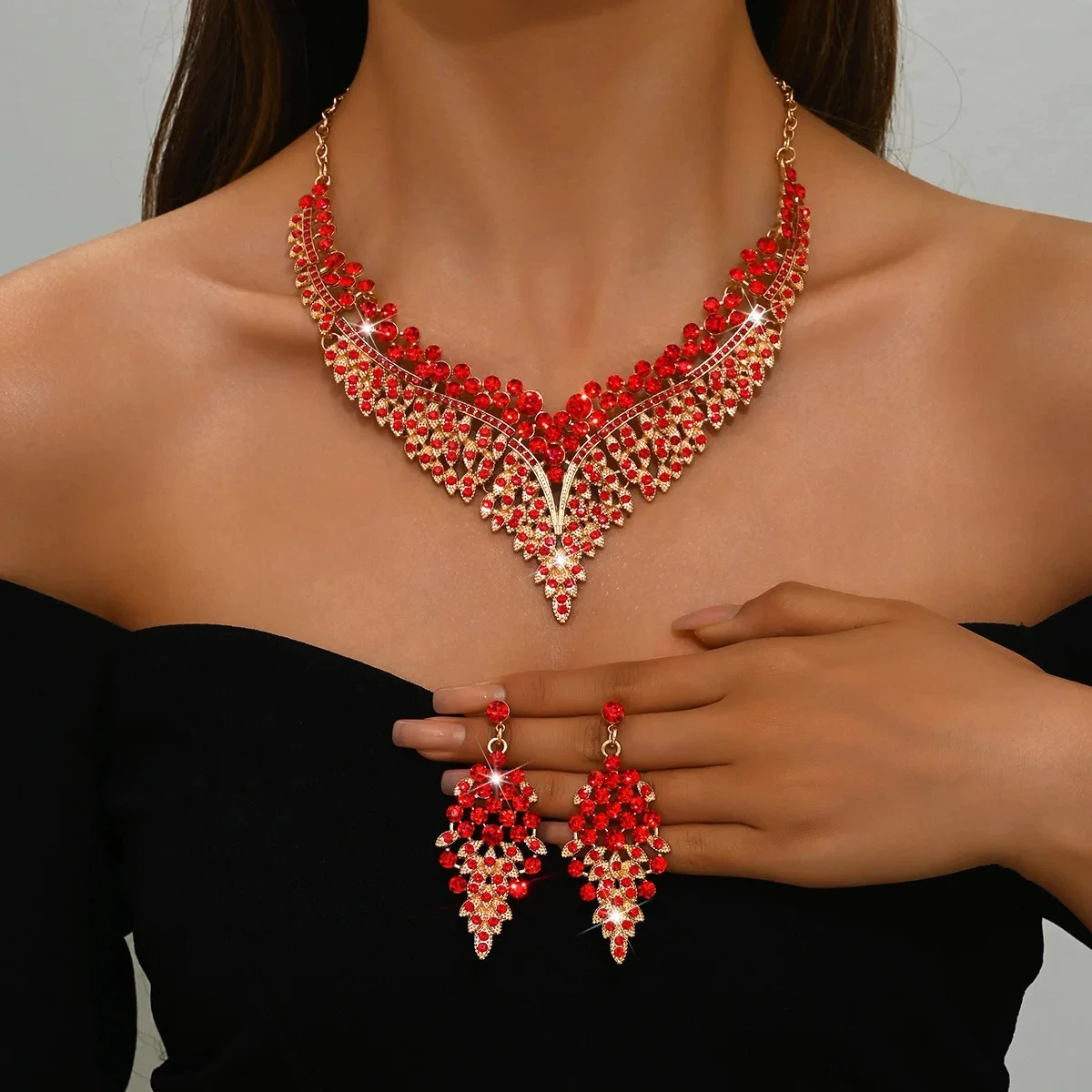 Exquisite Alloy Vintage Crystal Necklace Set with Bracelet And Earrings for Banquet Party Diamond Encrusted Jewelry Set