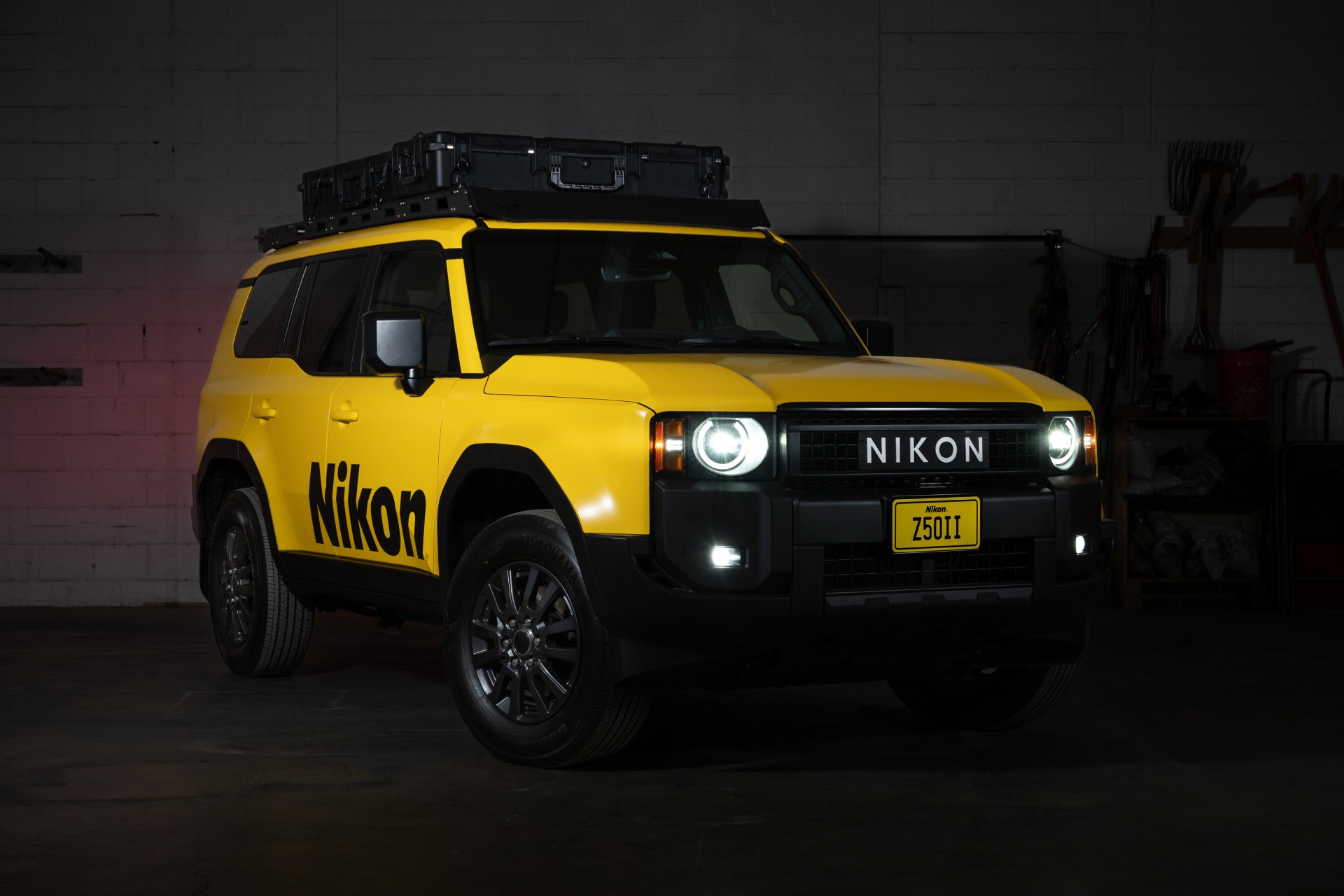 Nikon mirrorless roadshow 2025: Žuti SUV putuje kroz SAD