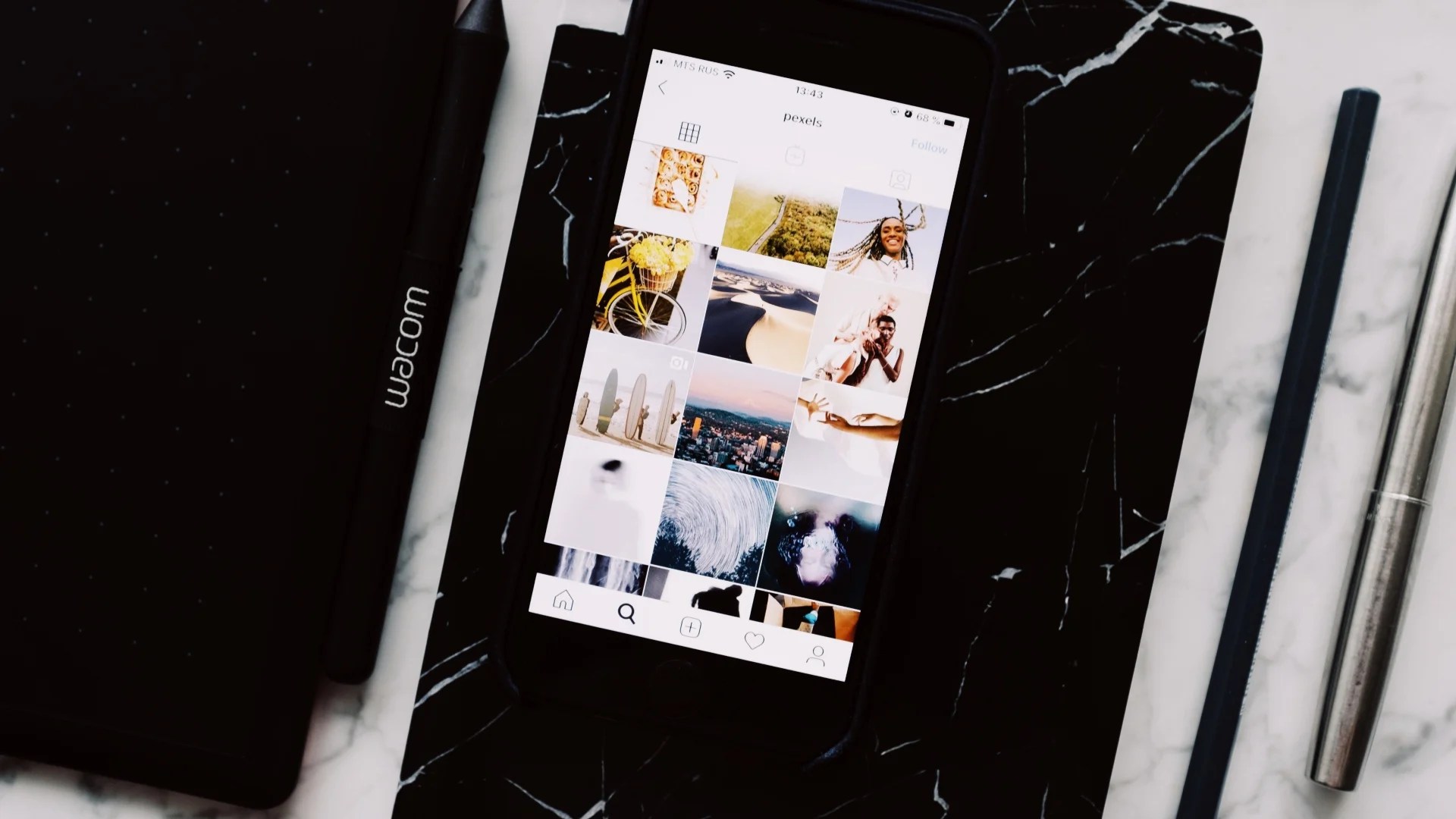 Fotografkinja pregledava Instagram profil na pametnom telefonu