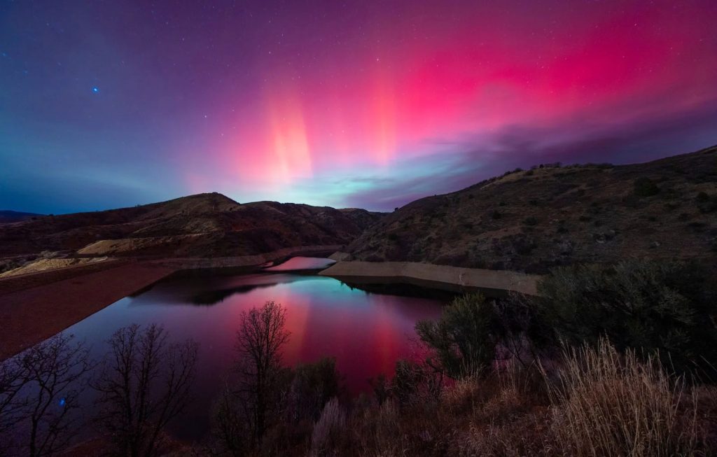 Ružičasto-ljubičasta aurora nad jezerom Causey u SAD-u