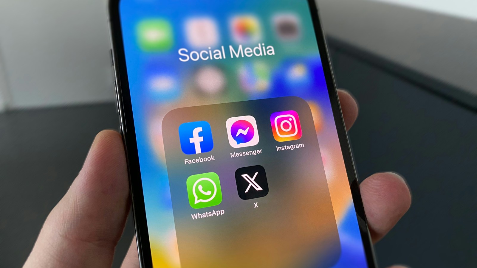 Ruka drži mobitel s otvorenom dru&scaron;tvenom mrežom