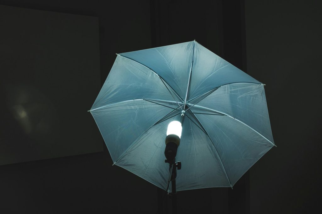 Softbox ili kišobran? Razlika koja odlučuje kako izgleda svjetlo na vašem portretu