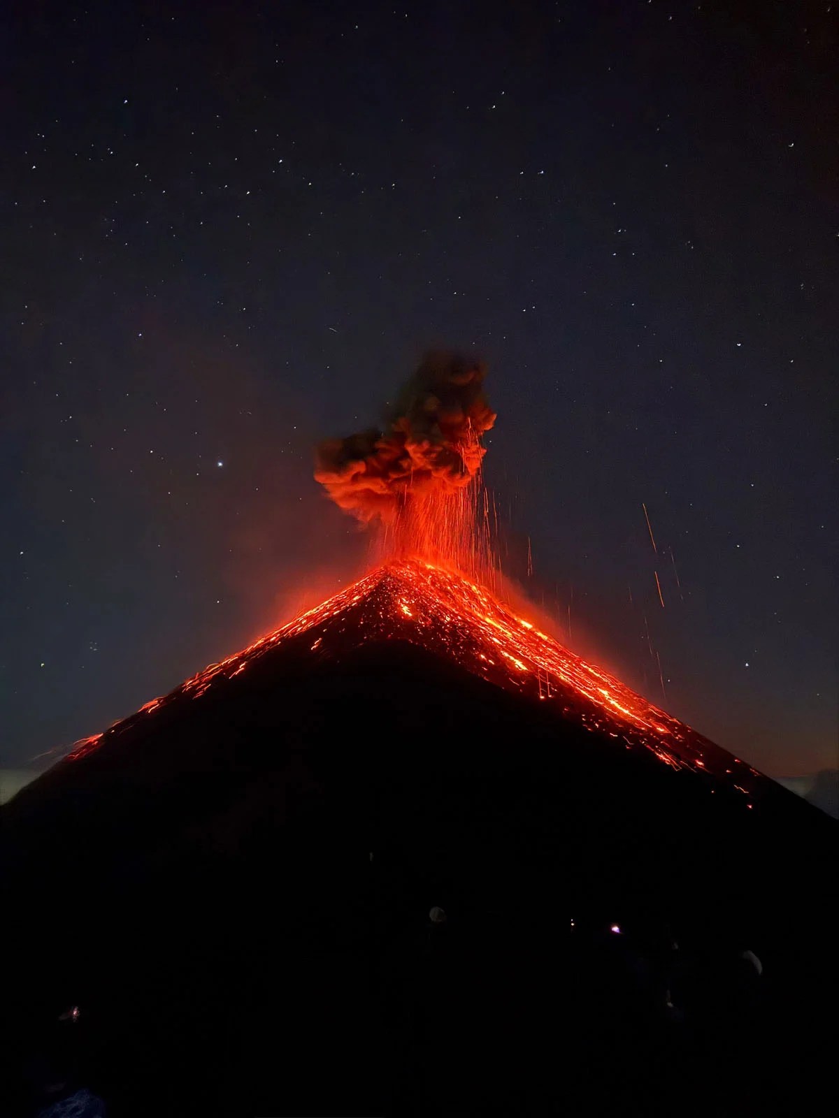 Noćna erupcija vulkana s užarenom lavom pod zvjezdanim nebom, pobjednička fotografija IPPAWARDS 2026 snimljena iPhoneom 15 Pro