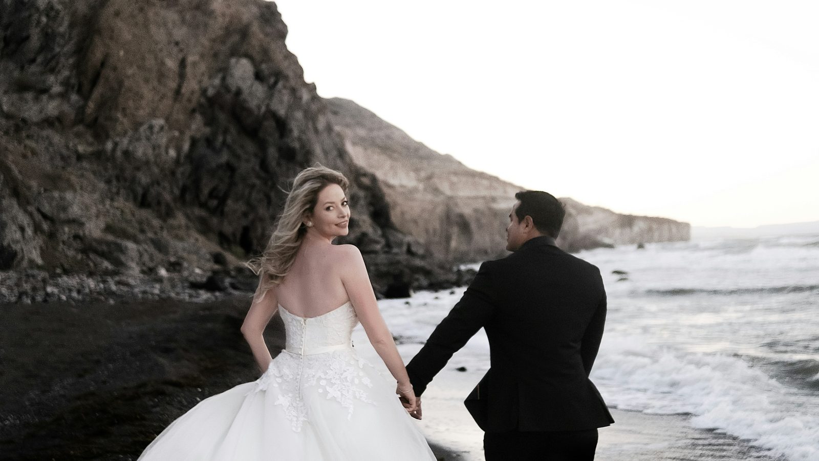 Fotograf snima mladence na plaži uz more