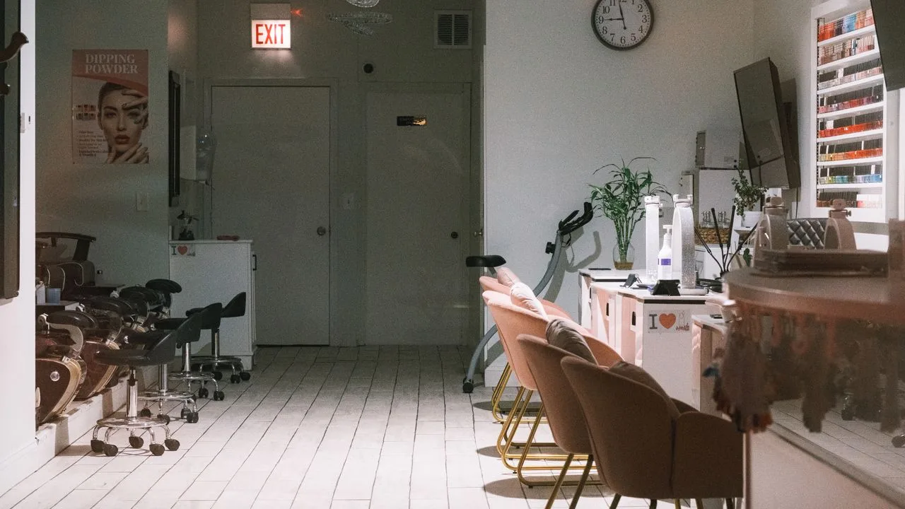 Chair rental vs own salon: what changes for an independent hairdresser