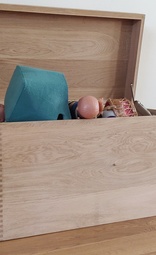 2020: Eikenhouten kist met vingerlasverbindingen