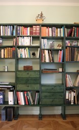 Boekenkast uit bestaande houten vloerbalken