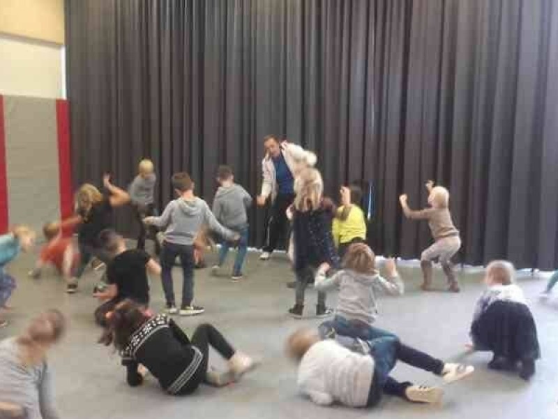 Groot en Klein danst de wereld rond