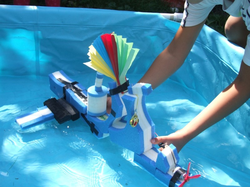 Stroomkringbootjes met motortjes, batterij en propeller