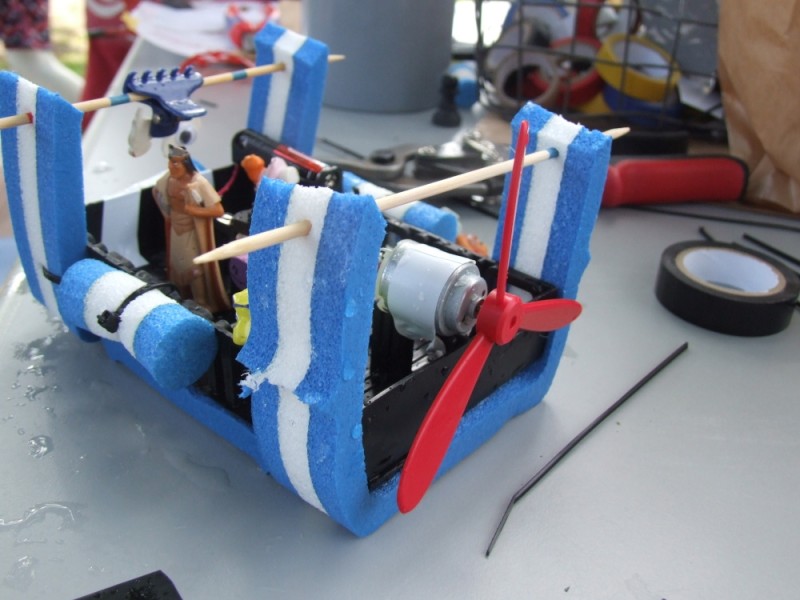 Stroomkringbootjes met motortjes, batterij en propeller