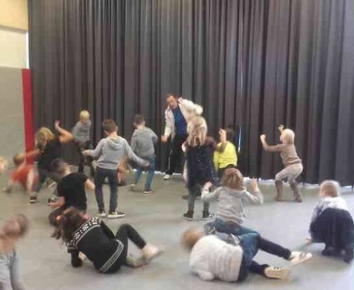 Groot en Klein danst de wereld rond