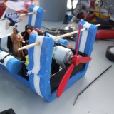 Stroomkringbootjes met motortjes, batterij en propeller