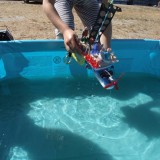 Stroomkringbootjes met motortjes, batterij en propeller