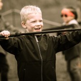 jongen met oefenzwaard voor blok