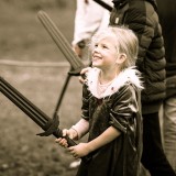 meisje met oefenzwaard