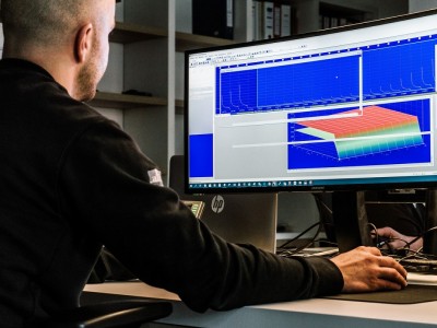 Arjan achter de computer die een tuning aan het inregelen is