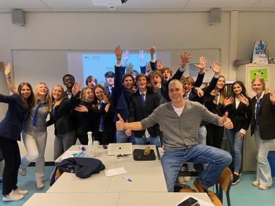 Roy Jongerden die gastles geeft aan 4-HAVO met daarin de gehele klas in beeld
