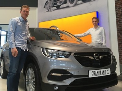 2 werknemers van Janssen van Kouwen naast een auto