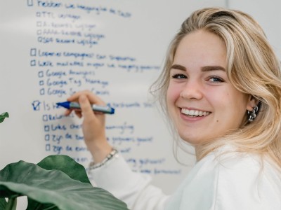 Pien de projectmanager bij Websteen die opdrachten uitschrijft voor het live zetten van een website