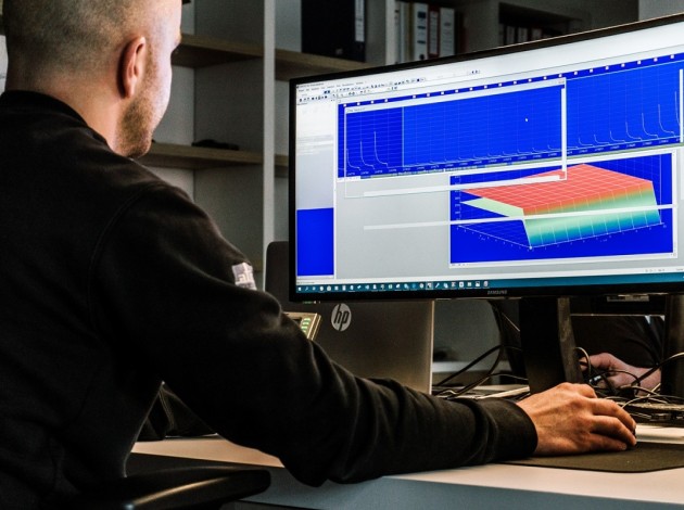 Arjan achter de computer die een tuning aan het inregelen is