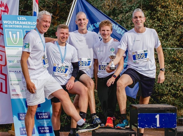 Het team van Websteen die meedoen aan de Wolfskamer loop 2022