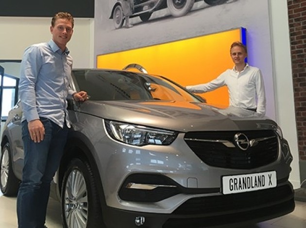 2 werknemers van Janssen van Kouwen naast een auto