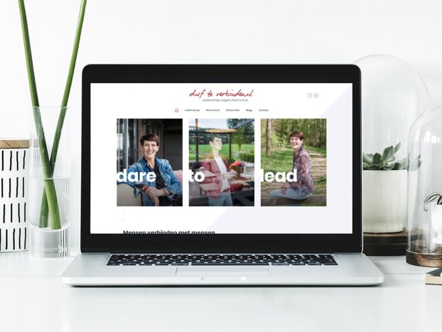 Laptop met de website durfteverbinden.nl in beeld